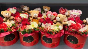 Καπελιέρα με λουλούδια κι αρκουδάκι